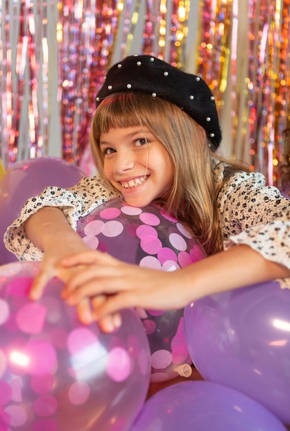 Retrato, niña joven, en, fiesta, con, globos