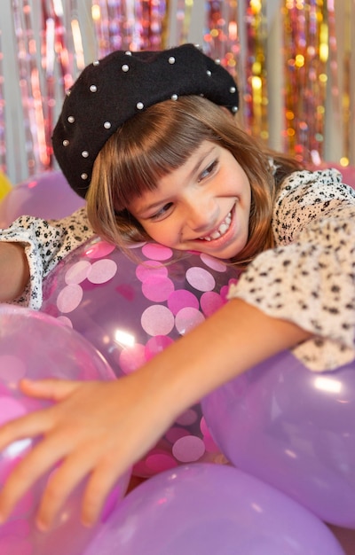 Retrato, niña joven, en, fiesta, con, globos