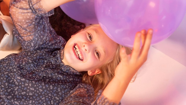 Retrato, niña joven, en, fiesta, con, globos