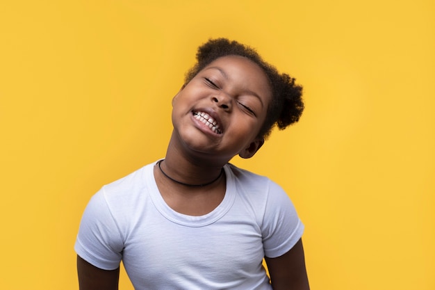 Foto gratuita retrato, de, niña joven, sonriente