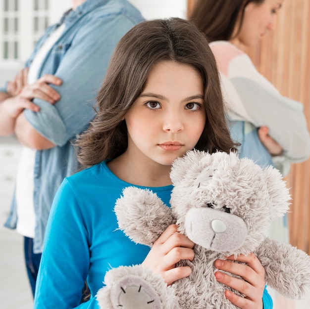 Retrato, de, niña joven, tenencia, oso de peluche