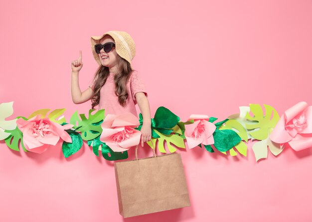 Retrato de niña linda con bolsa de compras