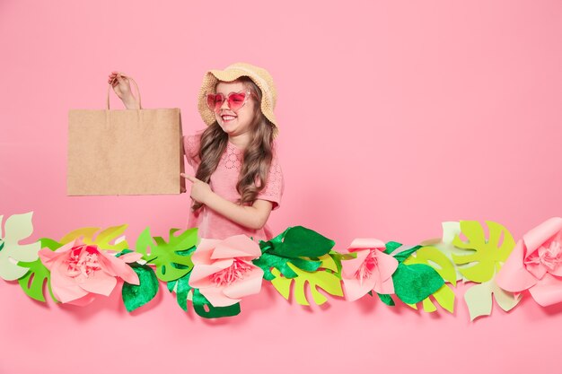 Retrato de niña linda con bolsa de compras