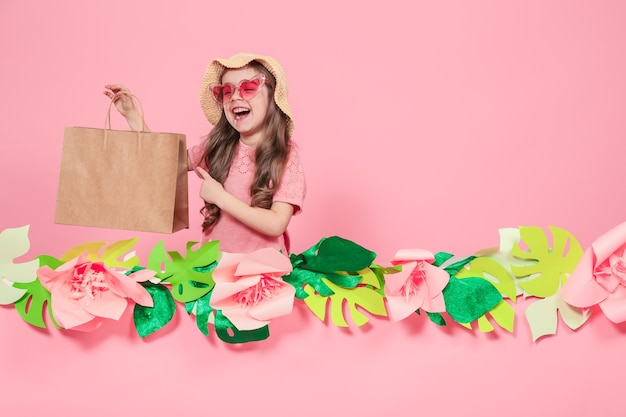 Retrato de niña linda con bolsa de compras