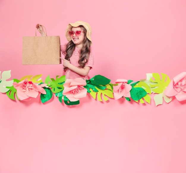 Retrato de niña linda con bolsa de compras