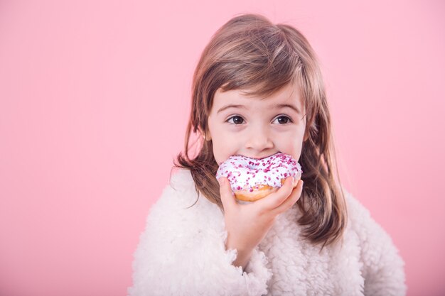 Retrato de niña linda con donut