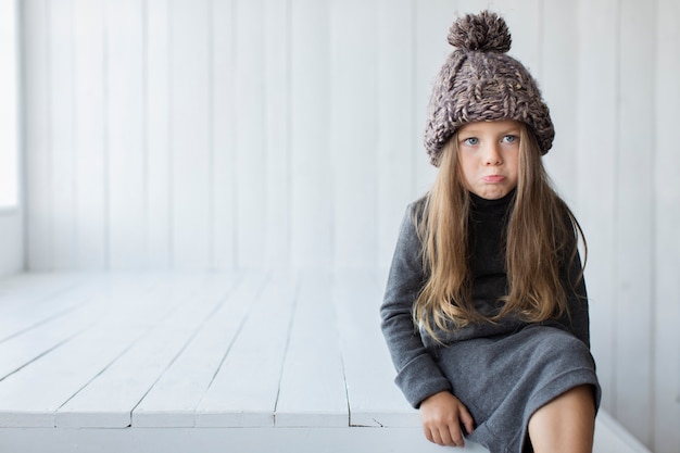 Foto gratuita retrato de niña linda con espacio de copia