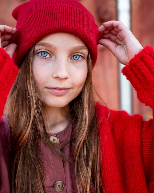 Retrato de niña linda con ojos azules