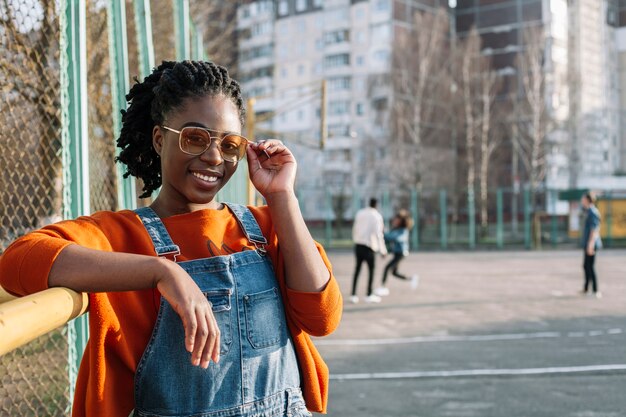 Retrato de niña linda posando con gafas de sol