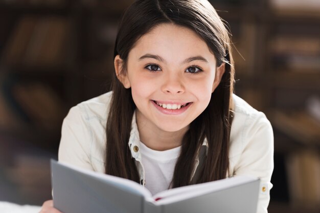 Retrato de niña linda sonriendo