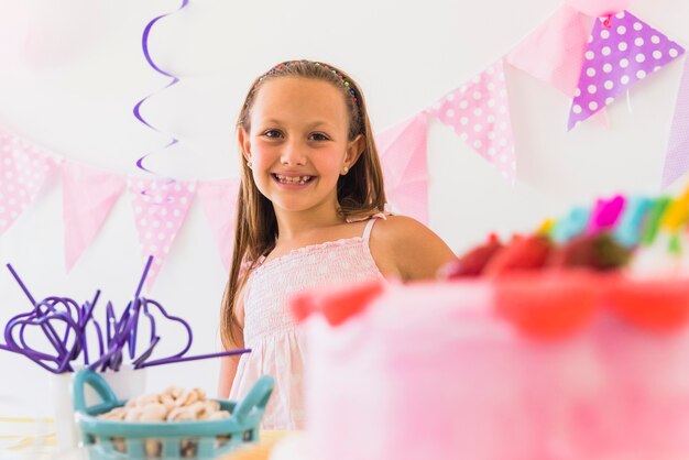 Retrato de una niña linda sonriente en fiesta de cumpleaños