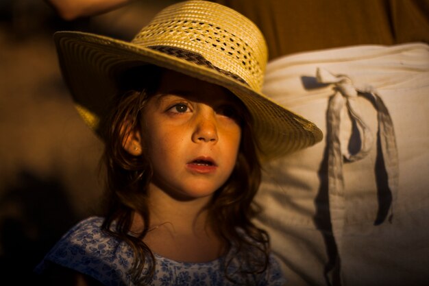 Retrato, de, un, niña, llevando, sombrero