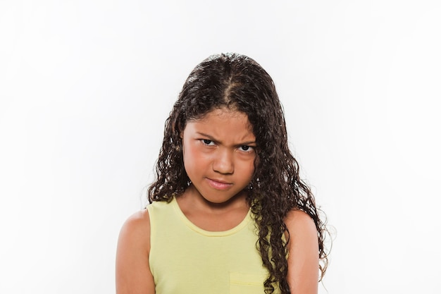 Foto gratuita retrato de una niña mirando sobre fondo blanco