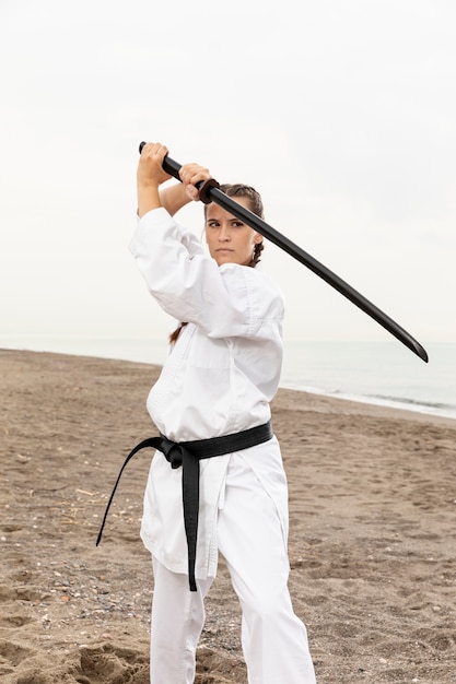 Retrato de niña modelo entrenamiento al aire libre