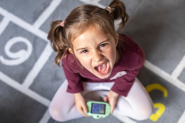 Retrato niña molesta por el juego