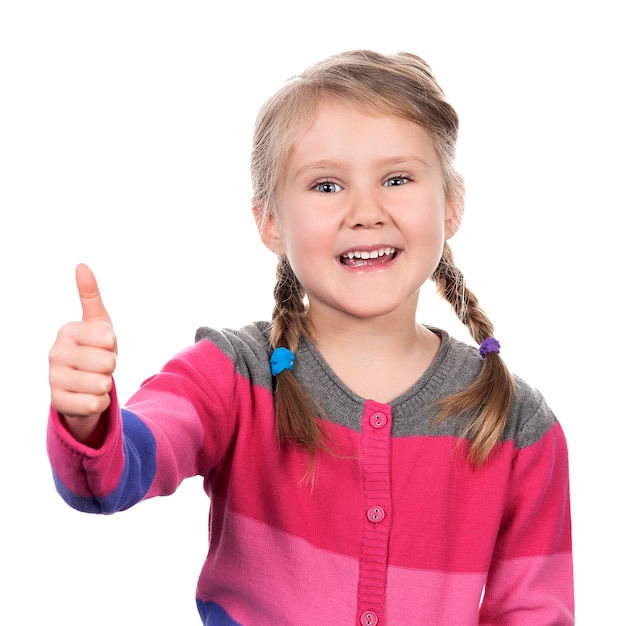 Retrato de una niña mostrando el pulgar hacia arriba en el espacio en blanco