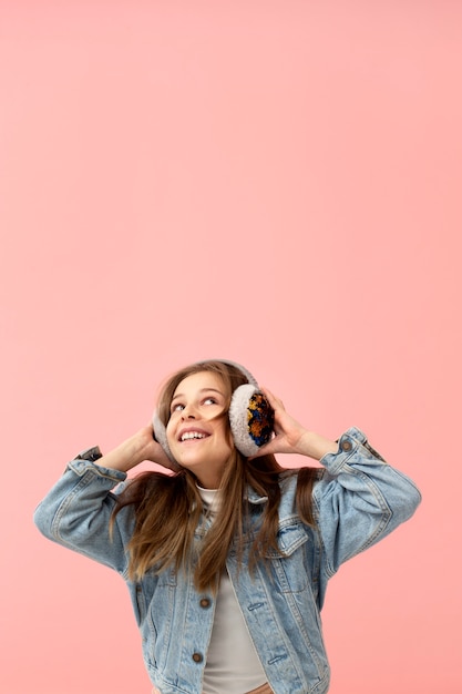 Foto gratuita retrato de niña con orejeras