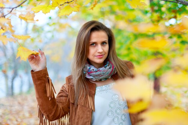 Retrato de niña en otoño