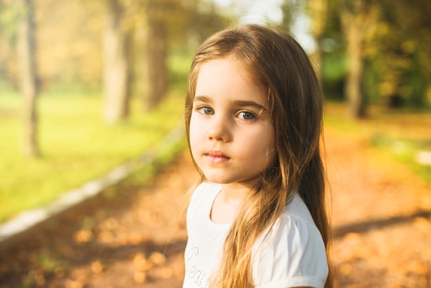 Foto gratuita retrato de una niña en el parque