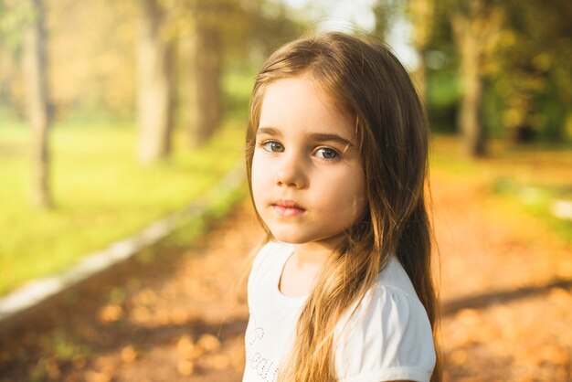 Retrato de una niña en el parque