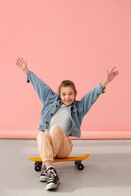 Foto gratuita retrato de niña con patineta