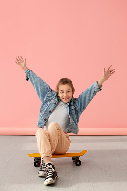 Retrato de niña con patineta