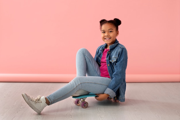 Foto gratuita retrato de niña con patineta