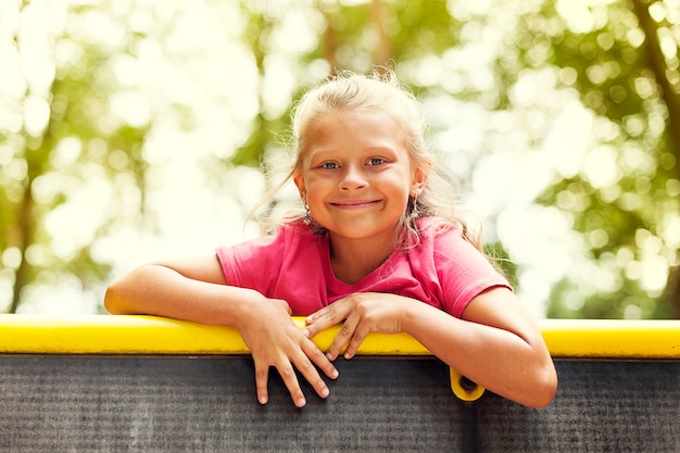 Foto gratuita retrato de niña en el patio de recreo