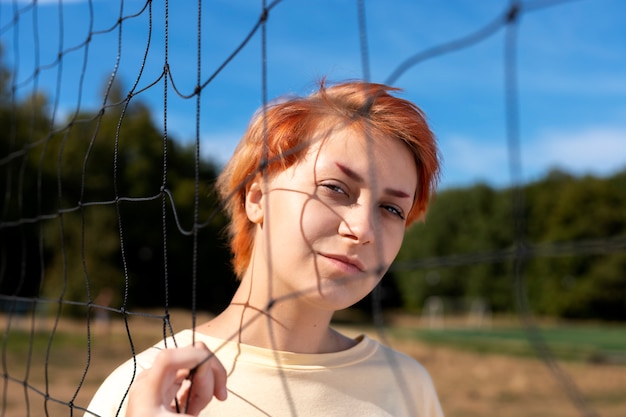 Retrato de niña pelirroja al aire libre