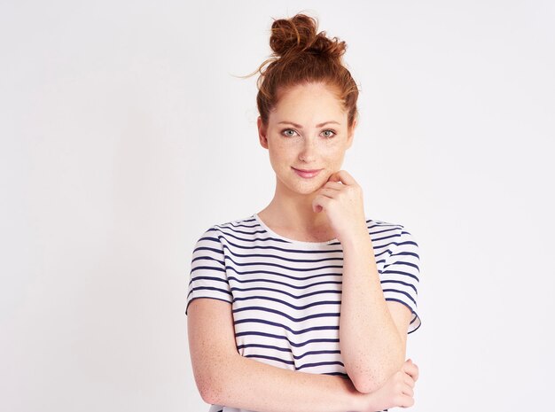 Retrato de niña con pelo rojo y pecas