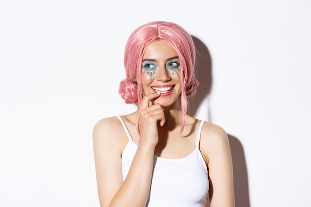 Retrato de una niña con una peluca corta rosa