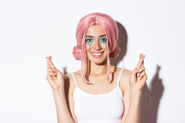 Retrato de una niña con una peluca corta rosa