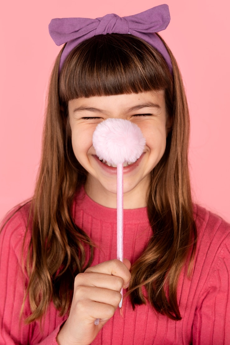 Foto gratuito retrato de niña posando con lápiz y riendo