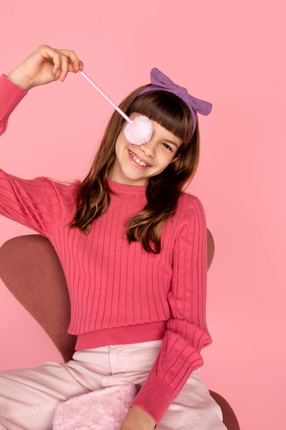 Foto gratuita retrato de niña posando con lápiz y riendo