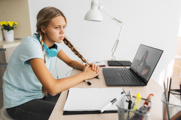 Retrato de una niña prestando atención a la clase en línea