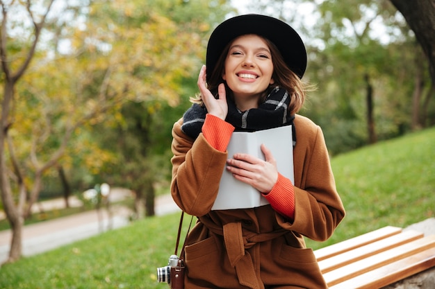 Retrato de una niña riendo vestida con abrigo de otoño