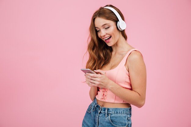 Retrato de una niña en ropa de verano escuchando música