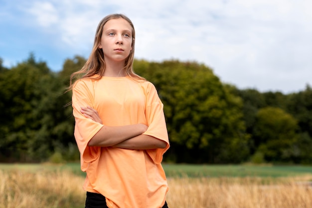 Foto gratuita retrato de niña segura con espacio de copia