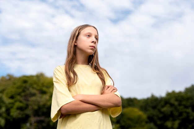 Retrato de niña segura con espacio de copia