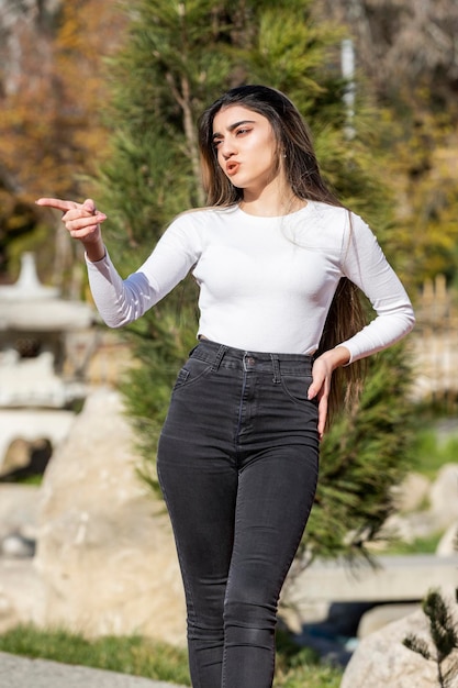 Retrato de niña señalando con el dedo a un lado Foto de alta calidad