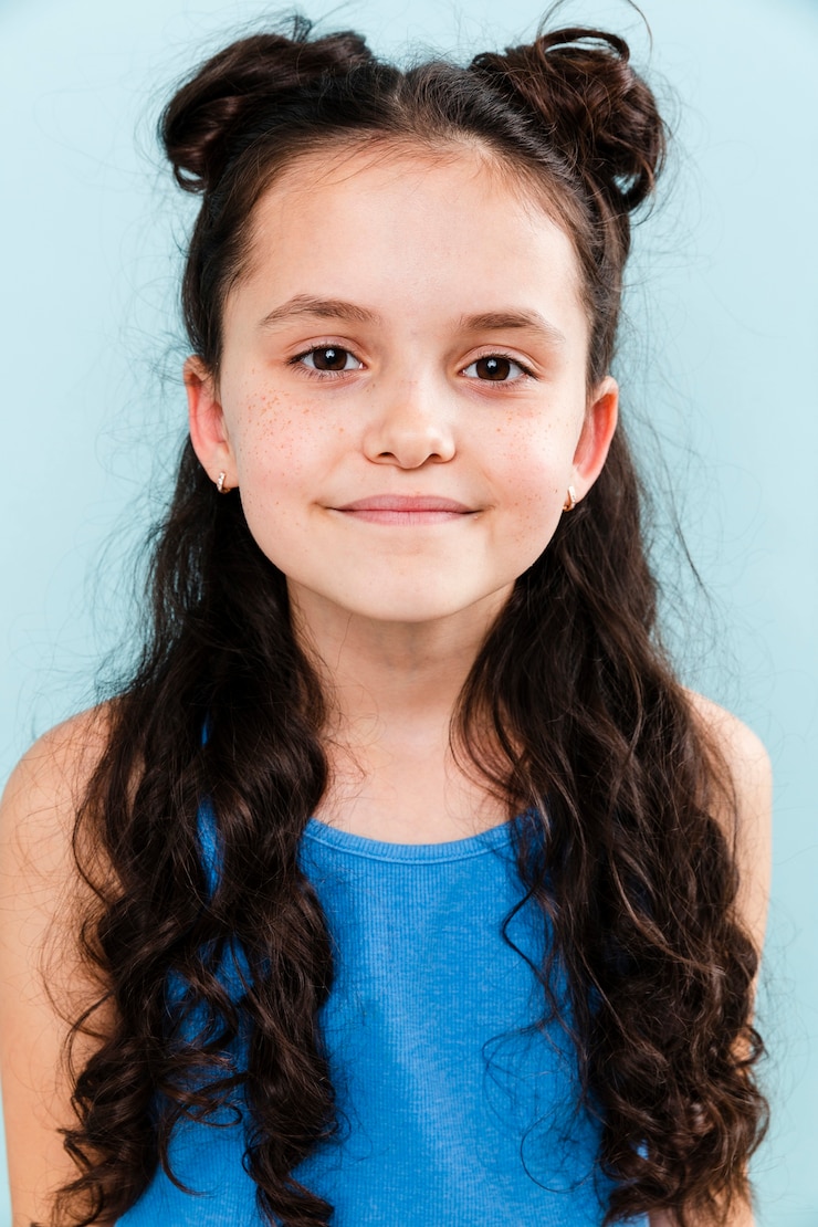 Foto gratuito retrato niña sobre fondo azul