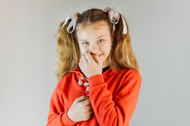 Foto gratuita retrato de una niña sobre fondo gris