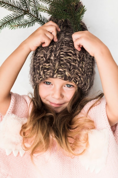 Foto gratuita retrato de niña con sombrero de invierno