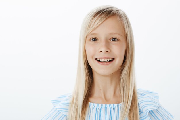 Foto gratuita retrato de niña sonriendo ampliamente