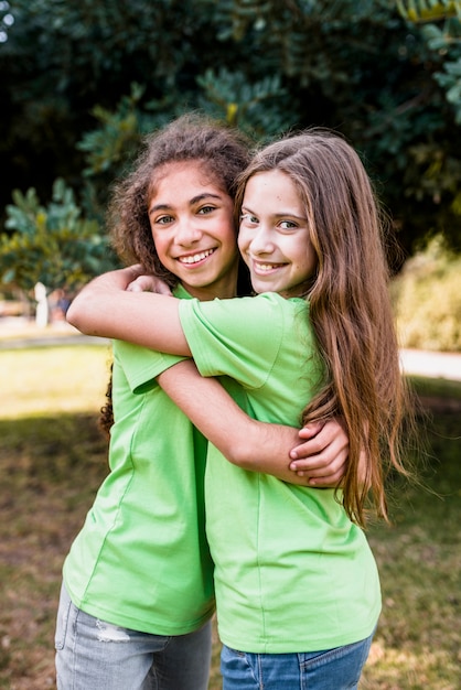 Foto gratuita retrato de una niña sonriente abrazándose