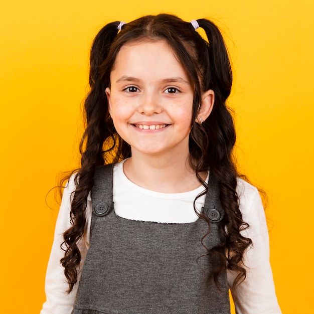 Retrato niña sonriente con cabello de coletas