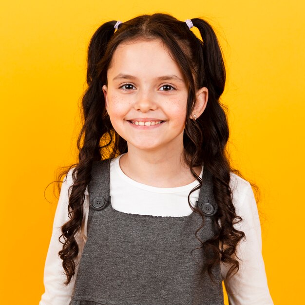 Retrato niña sonriente con cabello de coletas