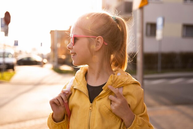 Retrato de niña sonriente en la calle