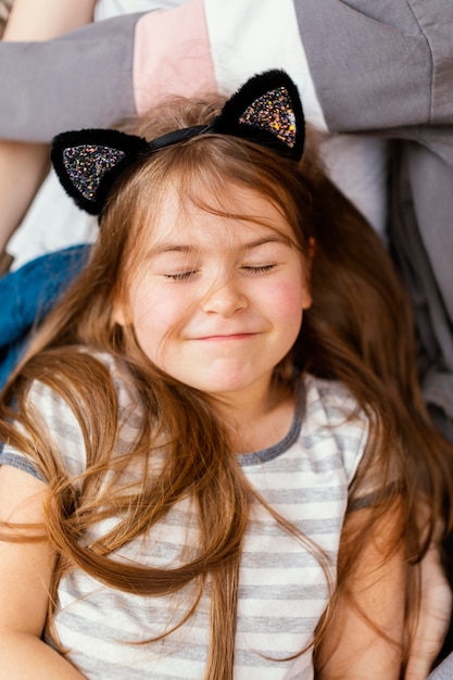 Foto gratuita retrato niña sonriente en casa