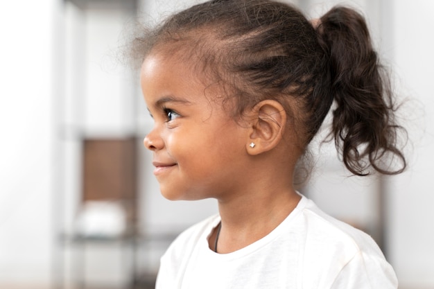 Retrato de niña sonriente en casa